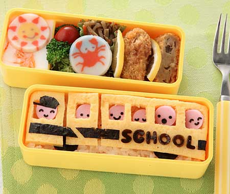 たまご焼きで作るSchool　bus：スクールバス弁当