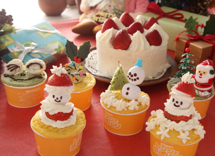 クリスマスのカップケーキ イチゴ 飾り切り