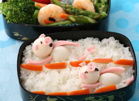 こぶたの20cm背泳競技-弁当 飾り切り うずら こぶた 20110817haiei_09324.jpg