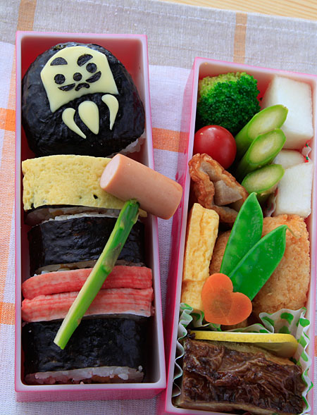 巻き寿司でだるま落とし弁当