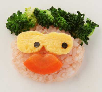 おにぎりを変身させる！赤い唇とめがね