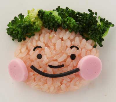 おにぎりを変身させる！ほっぺたピンクの男の子