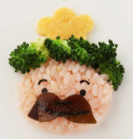 おにぎりを変身させる！付け髭のコックさん