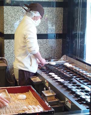 菅原神社 前の梅餅