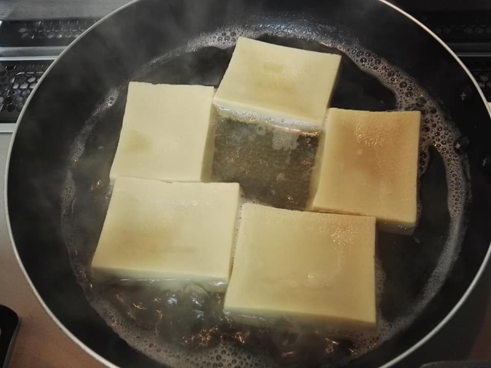 高野豆腐煮てます